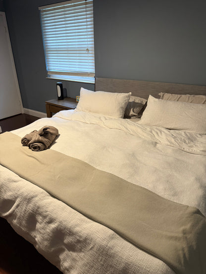 Master Bedroom (upstairs) | 1 King