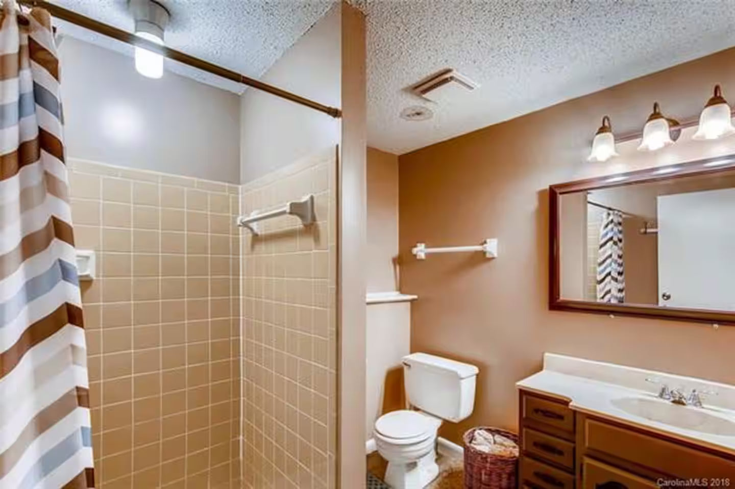 Bottom Floor | 1 King & 2 Twins