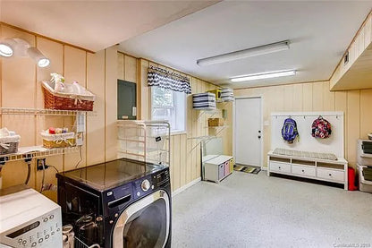 Bottom Floor | 1 King & 2 Twins